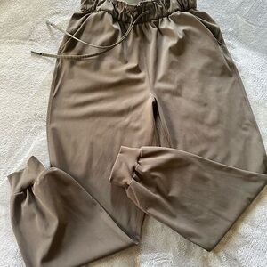 Lululemon olive green Women's jogger Pants